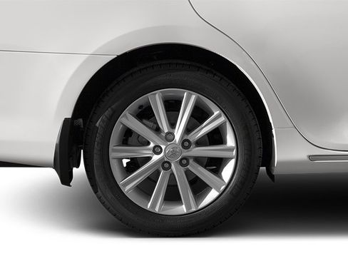 Used 2014 Toyota Camry LE image 11