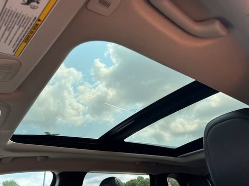 Used 2018 Jeep Cherokee Limited w/ Luxury Group AWD/4WD image 8