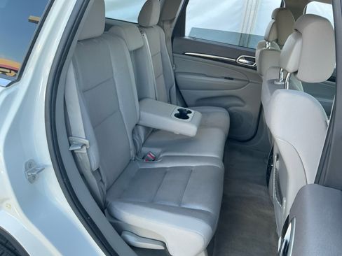 Used 2012 Jeep Grand Cherokee Laredo w/ Laredo E Group image 18