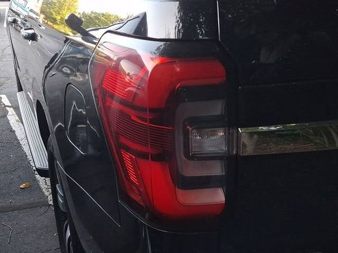 Used 2024 Ford Expedition Limited AWD/4WD image 9