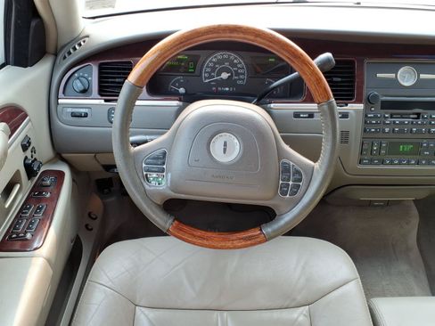 Used 2004 Lincoln Town Car Ultimate RWD image 5