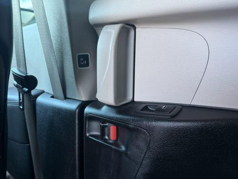 Used 2024 Chrysler Pacifica Touring-L image 31