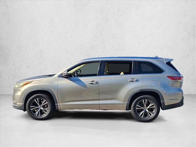 Used 2016 Toyota Highlander XLE FWD image 3
