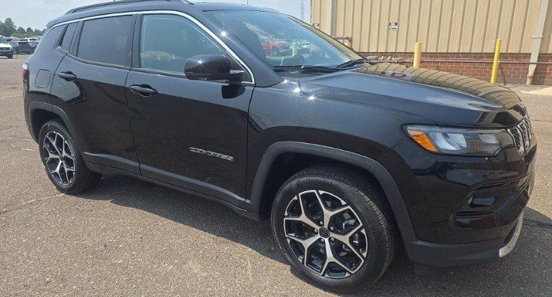 Used 2025 Jeep Compass Limited w/ Sun & Sound Group AWD/4WD image 3