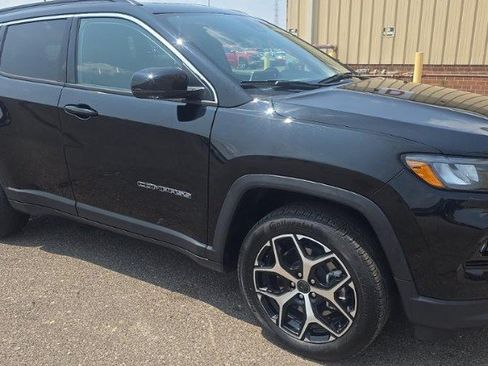 Used 2025 Jeep Compass Limited w/ Sun & Sound Group AWD/4WD image 3