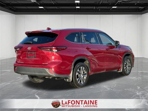 Used 2021 Toyota Highlander XLE image 5