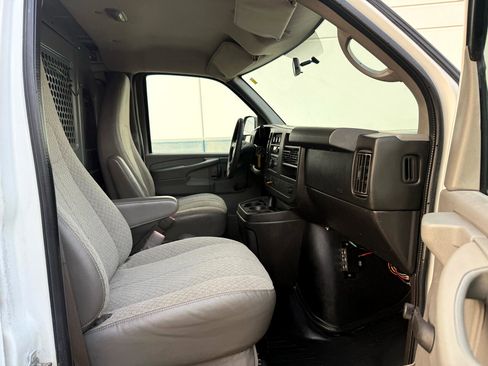 Used 2011 GMC Savana 3500 image 20