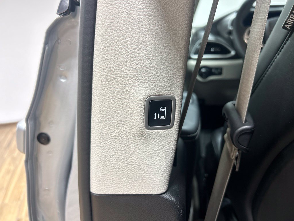Used 2024 Chrysler Pacifica Limited FWD image 30