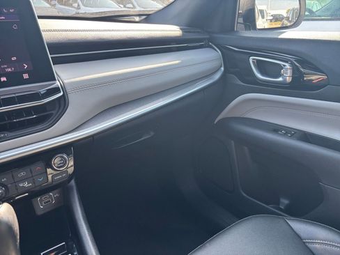 Used 2025 Jeep Compass Limited image 35