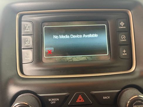 Used 2017 Jeep Grand Cherokee Laredo AWD/4WD image 3