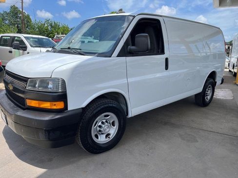Used 2018 Chevrolet Express 2500 RWD image 3