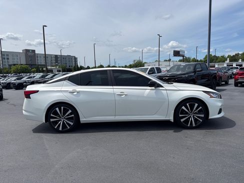 Used 2020 Nissan Altima 2.5 SR w/ Premium Package FWD image 2
