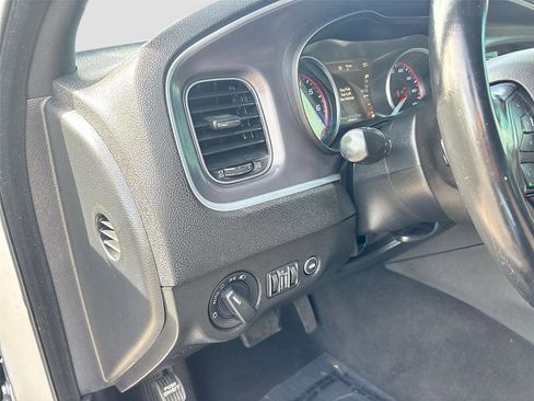 Used 2019 Dodge Charger SXT image 11