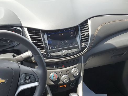 Used 2022 Chevrolet Trax LT w/ Midnight Edition AWD/4WD image 29