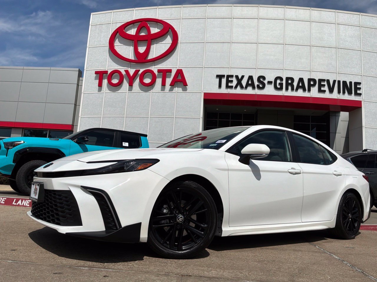 Used 2025 Toyota Camry SE w/ Convenience Package FWD image 2