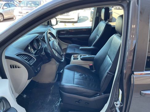 Used 2015 Chrysler Town & Country LX FWD image 13