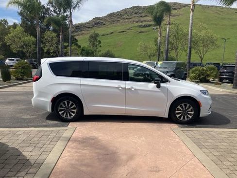 Used 2024 Chrysler Pacifica Select image 6