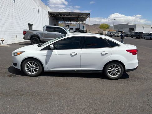 Used 2018 Ford Focus SE FWD image 2