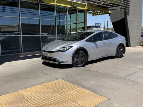 Used 2025 Toyota Prius Plug-In Hybrid FWD image 1