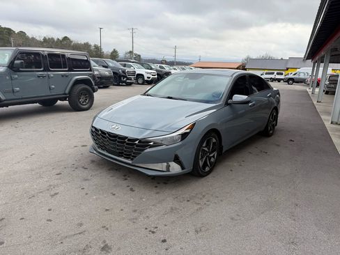 Used 2022 Hyundai Elantra Limited w/ Preferred Accessory Package image 2