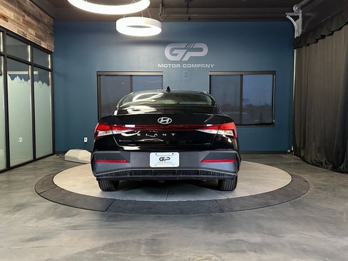 Used 2025 Hyundai Elantra SE image 4
