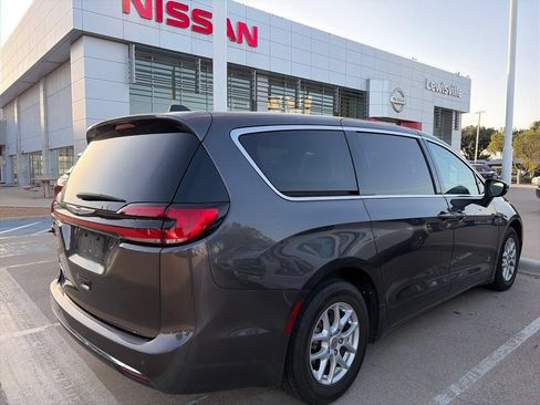 Used 2023 Chrysler Pacifica Touring-L FWD image 5