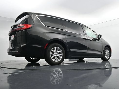 Used 2023 Chrysler Pacifica Touring-L FWD image 37