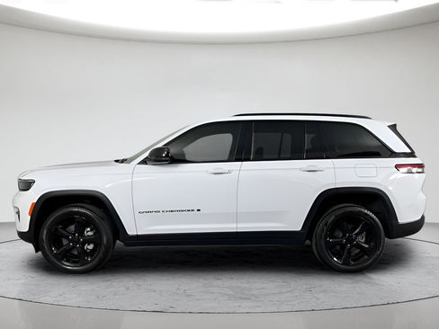 Used 2024 Jeep Grand Cherokee Limited w/ Black Appearance Package AWD/4WD image 6