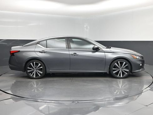 Used 2021 Nissan Altima 2.5 SR FWD image 2