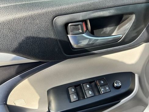 Used 2019 Toyota Highlander XLE AWD/4WD image 12