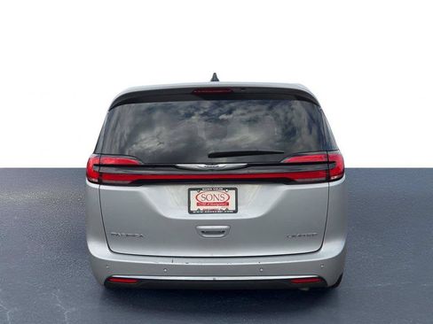 Used 2024 Chrysler Pacifica Limited FWD image 8