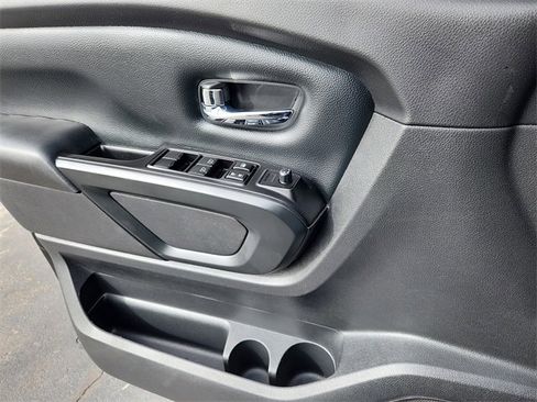 Used 2018 Nissan Titan SV w/ SV Convenience Package image 6