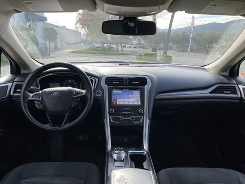 Used 2019 Ford Fusion SE image 12