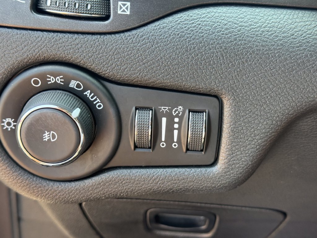 Used 2019 Jeep Cherokee Trailhawk w/ Cold Weather Group AWD/4WD image 18