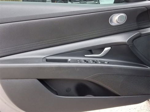 Used 2021 Hyundai Elantra SEL image 12