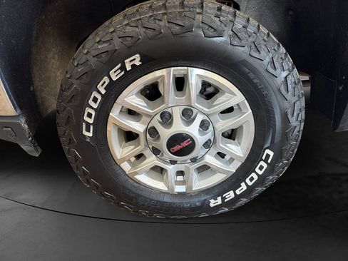 Used 2022 GMC Sierra 2500 SLE w/ SLE Value Package; AWD/4WD image 9