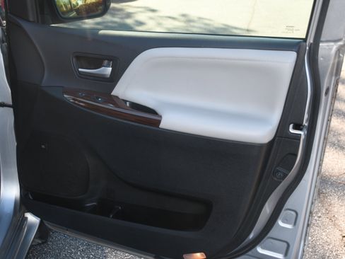 Used 2015 Toyota Sienna Limited image 23