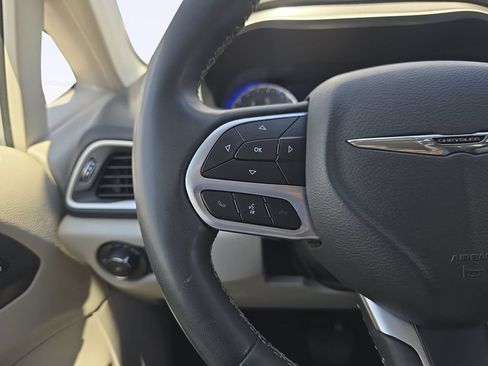 Used 2023 Chrysler Pacifica Touring-L FWD image 20
