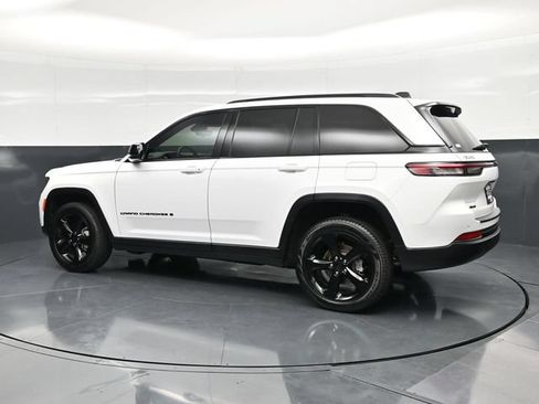 Used 2025 Jeep Grand Cherokee Limited w/ Black Appearance Package AWD/4WD image 10