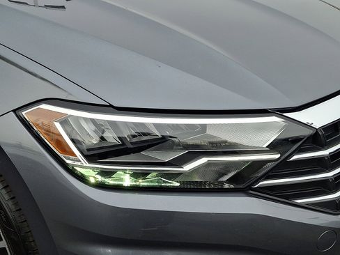 Used 2021 Volkswagen Jetta SE w/ SE Cold Weather Package image 9