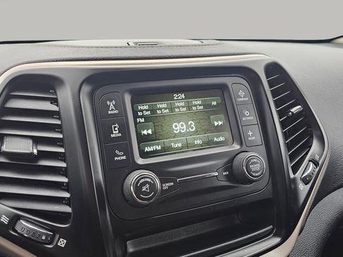 Used 2018 Jeep Cherokee Latitude w/ Altitude Package image 7