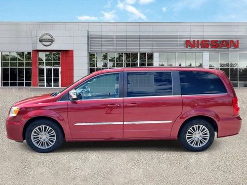 Used 2014 Chrysler Town & Country Touring-L FWD image 7