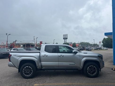 Used 2024 Toyota Tacoma TRD Sport w/ TRD Sport Premium Package AWD/4WD image 8
