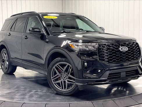 Used 2025 Ford Explorer ST-Line w/ ST-Line Street Pack AWD/4WD image 3