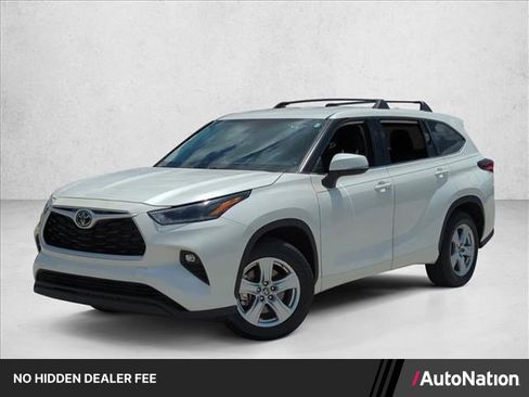 Used 2021 Toyota Highlander LE FWD image 1
