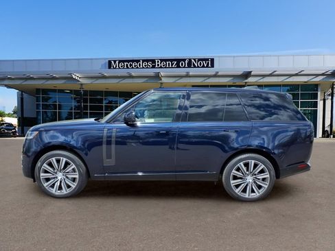 Used 2023 Land Rover Range Rover SE AWD/4WD image 2