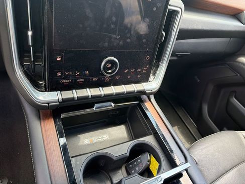 Used 2025 GMC Yukon Denali AWD/4WD image 32