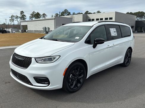 New 2026 Chrysler Pacifica Select w/ S Appearance Package image 3