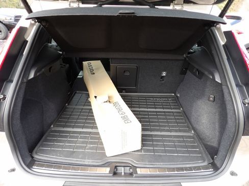 Certified 2023 Volvo XC40 B4 Plus w/ Protection Package Premier image 27