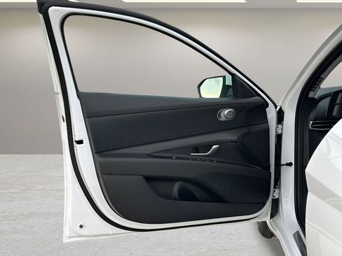 Used 2025 Hyundai Elantra Blue image 19